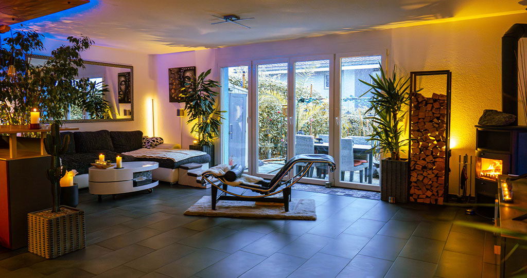 Salon avec télévision et cheminée avec vue sur l'extérieur
